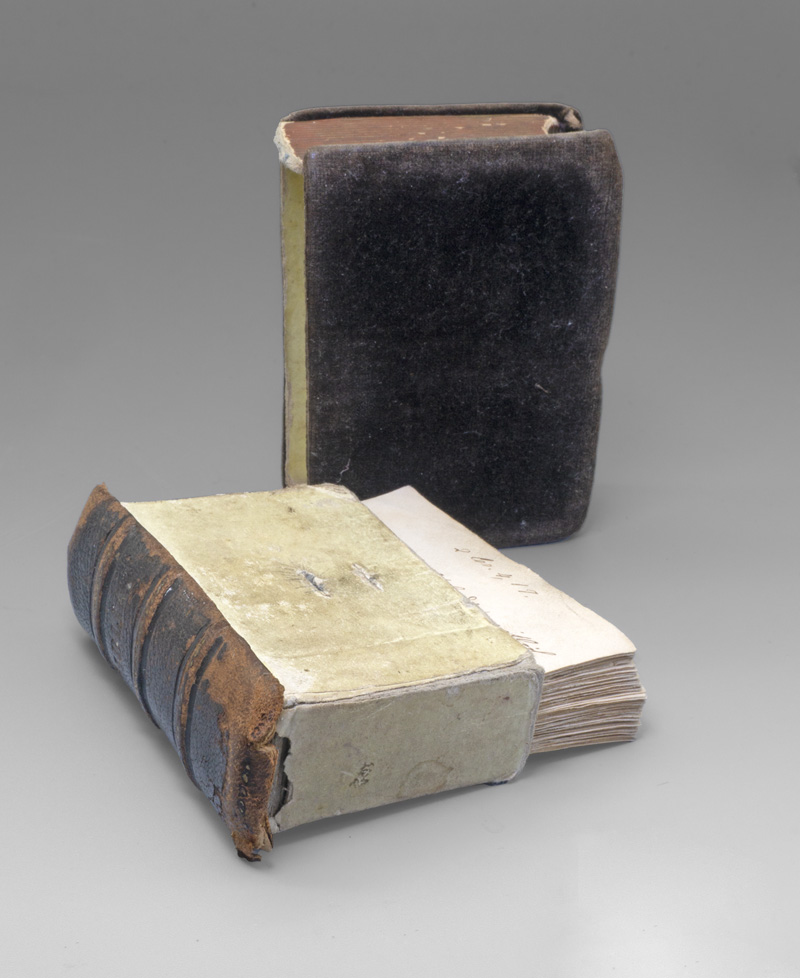 Lot 2086, Auction 128, "Biblia" und Miniaturbücher, Miniaturbuchkassette in Form einer Bibel, gefüllt mit ca. 100 hs. Zetteln