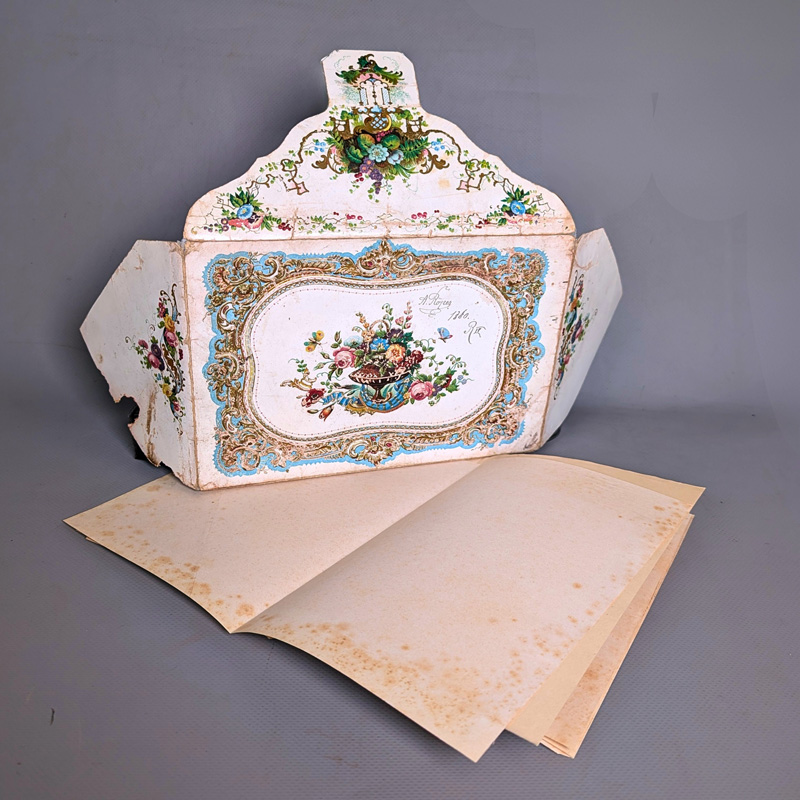 Lot 2200, Auction 128, Papier-porcelaine-Mappe, Klappmappe für Schreibpapier mit Laschenverschluss