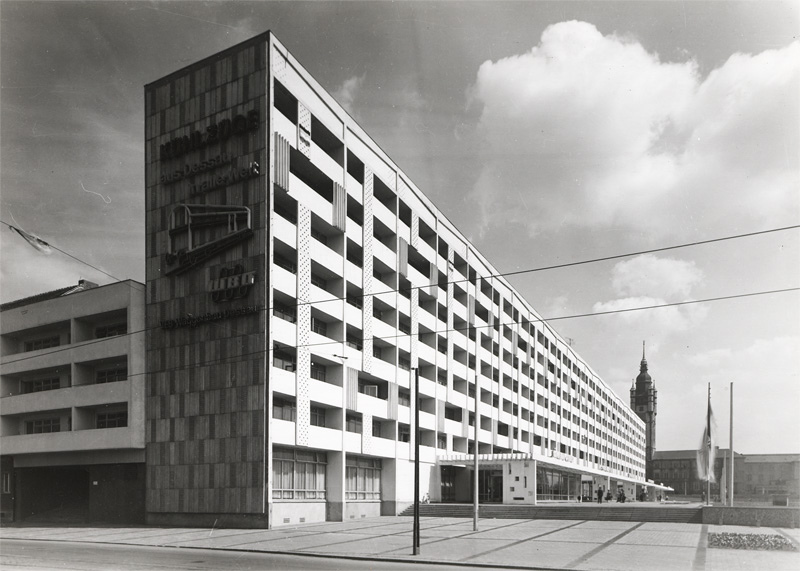Lot 3368, Auction 128, Bauhaus Dessau, Folge von 10 schwarz-weißen vintage Photographien mit Ansichten von Bauhausbauten