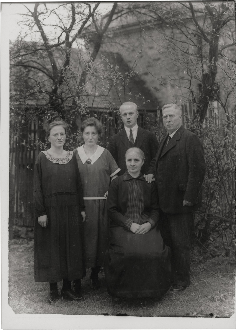 Lot 4230, Auction  128, Sander, August, Schulrektor mit seiner Familie; Jungbauern